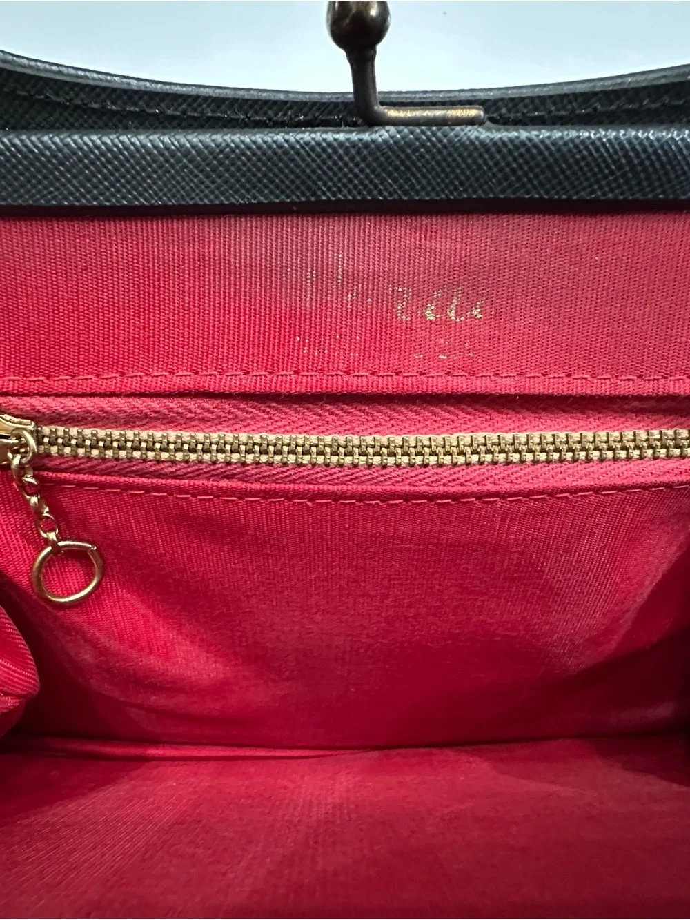 Vintage Vera Neumann Black Textured Vinyl Kiss-Lock Handbag - Vibrant Red Lining